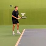 Holger Rune volta a bater bola em quadra dois meses após romper tendão de Aquiles