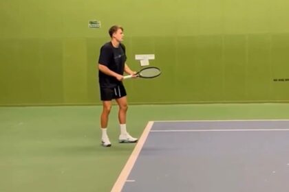 Holger Rune volta a bater bola em quadra dois meses após romper tendão de Aquiles