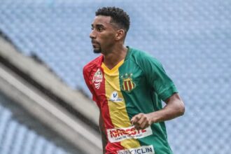Vitória oficializa contratação do lateral-direito Mateusinho