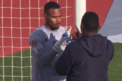 Goleiro do Sudão desmaia, volta ao jogo e garante vitória histórica na Copa Africana