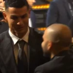 Daniel Alves reaparece em Dubai após deixar prisão e recebe cumprimento de Cristiano Ronaldo