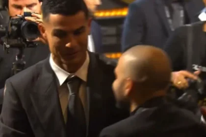 Daniel Alves reaparece em Dubai após deixar prisão e recebe cumprimento de Cristiano Ronaldo