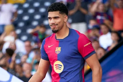 Zagueiro Ronald Araujo volta a treinar no Barcelona após pausa para saúde mental