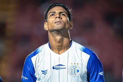 Confiança confirma retorno antecipado do lateral Valdir Júnior após empréstimo ao Atlético-GO