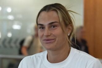 Sabalenka chega a Brisbane para defender título no WTA 500
