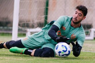 Goleiro Caíque França negocia saída do Sport para acertar com o Guarani
