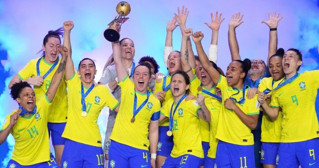 Brasil bate Portugal por 3 a 0 e ergue a primeira Copa do Mundo Feminina de Futsal