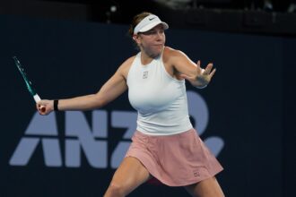 Anisimova estreia com vitória tranquila em Brisbane; Andreeva e Noskova se encaram nas oitavas