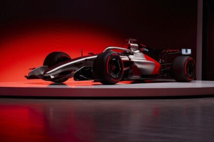 Schumacher assiste a corridas de F1 e utiliza cadeira de rodas, revela jornal britânico