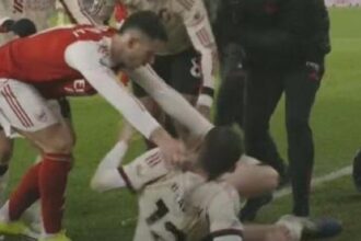 Martinelli recebe críticas na Inglaterra após empurrar adversário lesionado