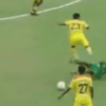Jogador indonésio é banido para sempre após chute violento em adversário