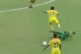 Jogador indonésio é banido para sempre após chute violento em adversário