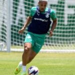 Vitor Roque volta a treinar e pode reforçar o Palmeiras no clássico com o Santos