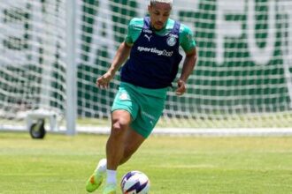 Vitor Roque volta a treinar e pode ser opção do Palmeiras contra o Santos