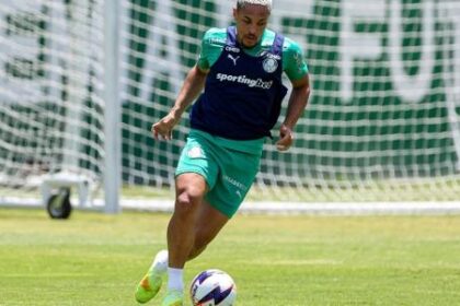 Vitor Roque volta a treinar e pode ser opção do Palmeiras contra o Santos