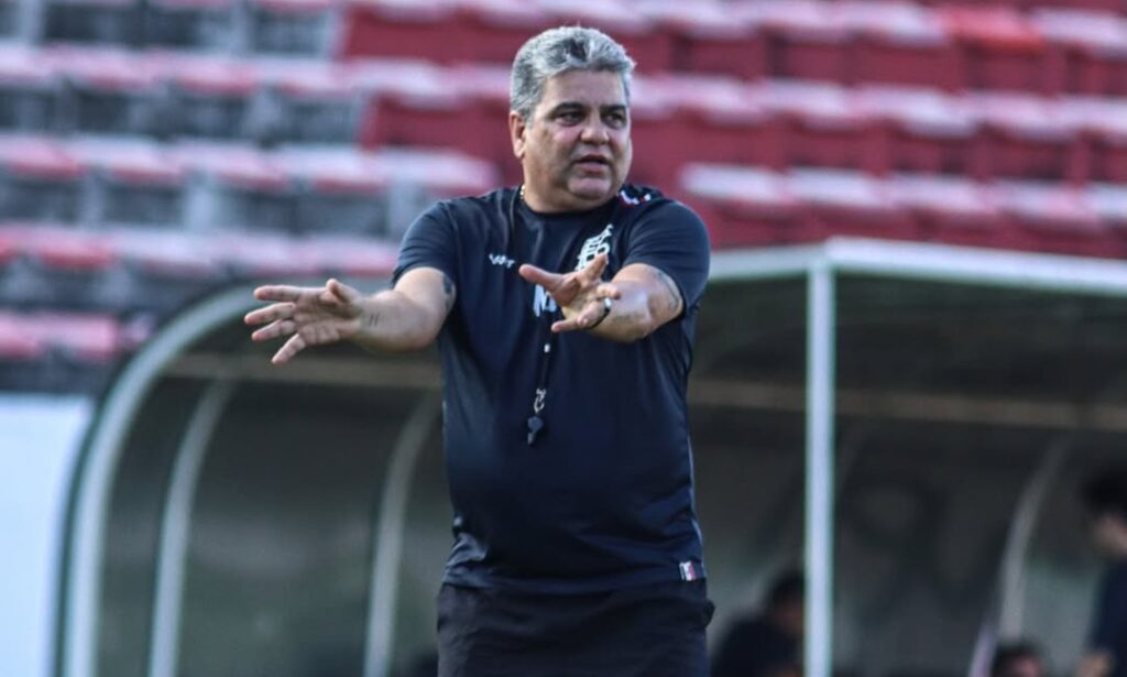 Marcelo Cabo destaca força do meio-campo do Santa Cruz e avalia elenco: “Satisfeito, mas atento ao mercado”