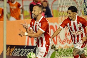 Com dois gols na estreia, Paulo Sérgio vira maior artilheiro da carreira pelo Náutico