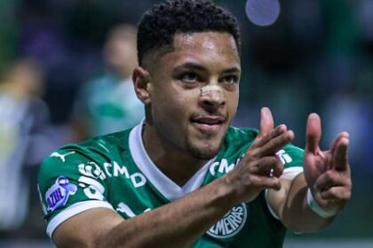 Vitor Roque treina com o grupo e deve reforçar Palmeiras no clássico contra o Santos