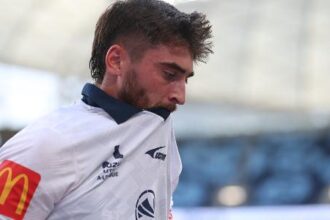 Josh Cavallo acusa Adelaide United de homofobia após deixar o clube