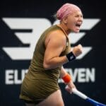 Shnaider volta a bater Siniakova e mede forças com Navarro nas quartas em Adelaide