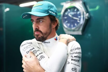 Alonso aparece ao volante de carro clássico de rally de mais de R$ 21 milhões em Mônaco