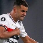 Corinthians apresenta lista de atletas por Alisson, mas São Paulo esfria negociação