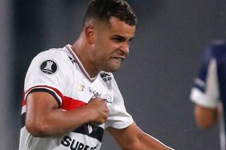 Corinthians apresenta lista de atletas por Alisson, mas São Paulo esfria negociação