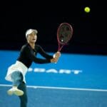 Iva Jovic supera batalha de 3 h e garante vaga na semifinal em Hobart