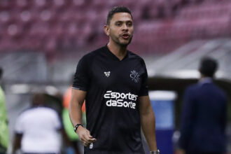 Técnico do Náutico denuncia ameaça de agressão do quarto árbitro a preparador físico durante jogo contra o Decisão
