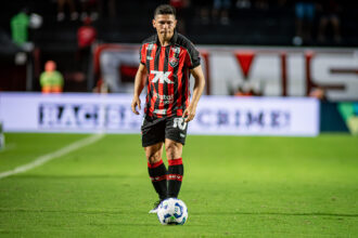 Vitória tem Osvaldo regularizado e atacante renova contrato até junho