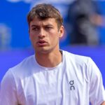 Cobolli sofre mal-estar, cai na estreia e vira primeiro cabeça a se despedir do Australian Open