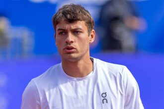 Cobolli sofre mal-estar, cai na estreia e vira primeiro cabeça a se despedir do Australian Open