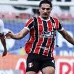 Santa Cruz supera Vitória na Arena e assume a ponta do Pernambucano