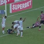 Zagueiro William Alves deixa Santa Cruz x Vitória após colisão com goleiro adversário