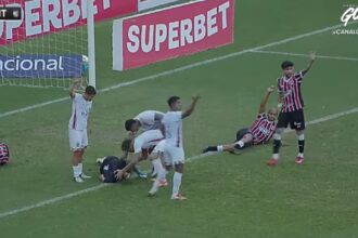 Zagueiro William Alves deixa Santa Cruz x Vitória após colisão com goleiro adversário