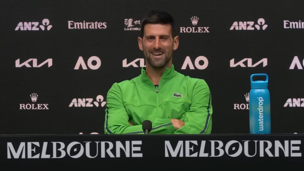 Djokovic chega a 100 vitórias no Australian Open e brinca sobre saque inspirado em Alcaraz