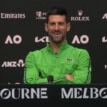 Djokovic chega a 100 vitórias no Australian Open e brinca sobre saque inspirado em Alcaraz