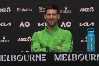 Djokovic chega a 100 vitórias no Australian Open e brinca sobre saque inspirado em Alcaraz