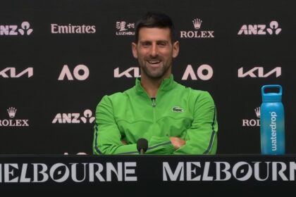 Djokovic chega a 100 vitórias no Australian Open e brinca sobre saque inspirado em Alcaraz