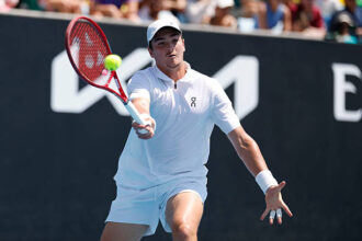 João Fonseca cai na estreia do Australian Open e sofre primeira eliminação precoce em Grand Slam