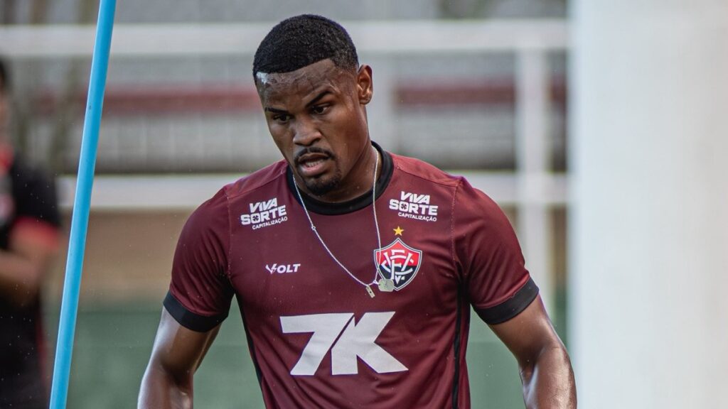 Vitória oficializa empréstimo do lateral-direito Nathan Mendes