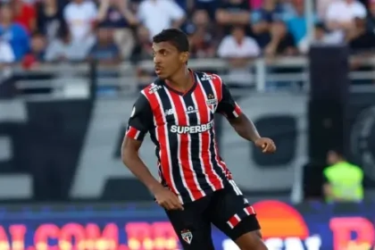Luiz Gustavo desembarca em Curitiba e é o quarto reforço do Athletico para o Brasileirão