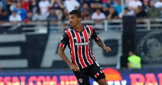 Luiz Gustavo desembarca em Curitiba e é o quarto reforço do Athletico para o Brasileirão