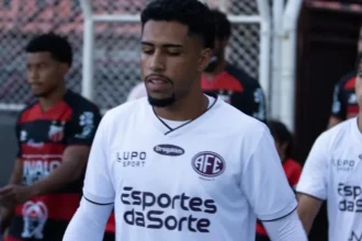 Lesão no joelho afasta zagueiro Erik da Ferroviária por até nove meses