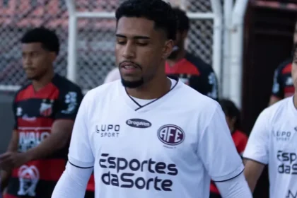 Lesão no joelho afasta zagueiro Erik da Ferroviária por até nove meses