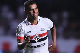 Confiança entre Dorival e Alisson pode elevar desempenho do meia no Corinthians, diz jornalista