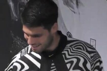 Alcaraz veste camisa da Seleção e recebe sequência de pedidos de casamento no Australian Open