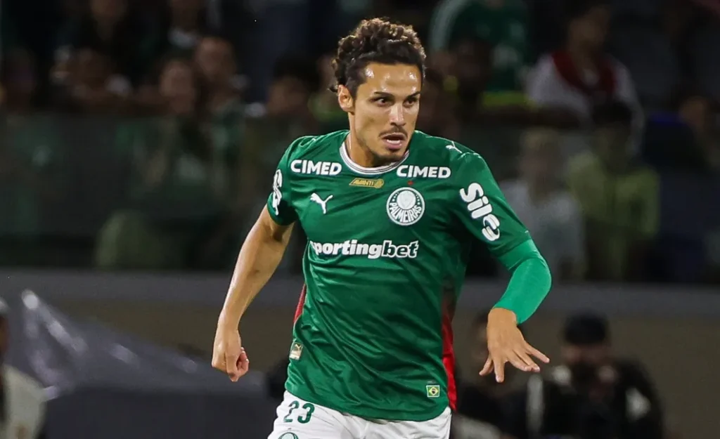 Abel Ferreira admite possibilidade de saída de Raphael Veiga, mas diz contar com o meia no Palmeiras