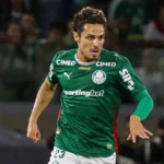 Abel Ferreira admite possibilidade de saída de Raphael Veiga, mas diz contar com o meia no Palmeiras
