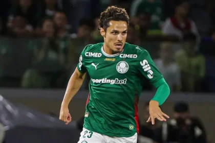 Abel Ferreira admite possibilidade de saída de Raphael Veiga, mas diz contar com o meia no Palmeiras